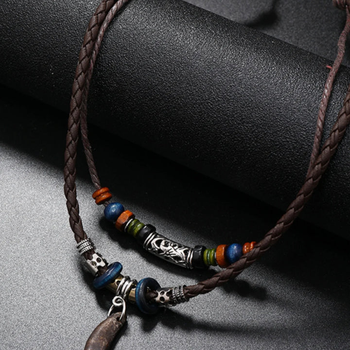 1 modern men's necklace in braided rope for daily use, with wolf's tooth pendant, beautiful accessory.